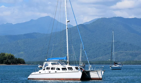 Catamarã Branco Ancorado Baía Filipinas — Fotografia de Stock