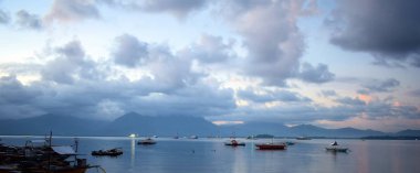 Bağlantı noktası Puerto Princesa akşam balık tutma. Palawan. Filipinler.