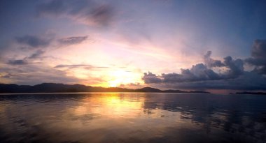 Denizde güzel bir gün batımı. Filipinler. Palawan Adası.