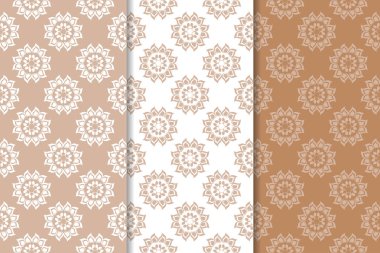 Kahverengi ve bej çiçek arka planlar kümesi. Tekstil ve duvar kağıtları için dikişsiz desen seti