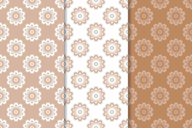 Kahverengi ve bej çiçek arka planlar kümesi. Tekstil ve duvar kağıtları için dikişsiz desen seti