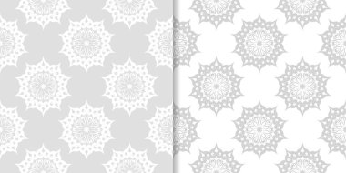 Işık gri ve beyaz çiçekli süsler. Tekstil ve duvar kağıtları için dikişsiz desen seti