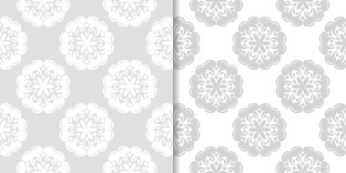 Işık gri ve beyaz çiçekli süsler. Tekstil ve duvar kağıtları için dikişsiz desen seti