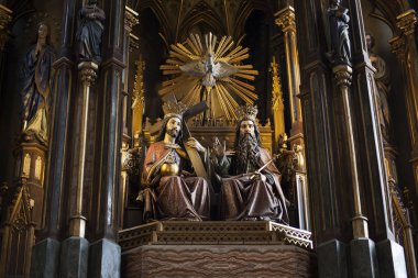 Lehçe Katolik Katedrali, Tanrı ve İsa Mesih'in görüntü sembolleri ile tahta üzerinde tahta