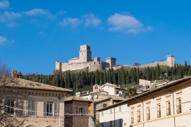 Assisi, Umbria, İtalya'nın çatılarının üzerinden Rocca Maggiore kale görünümü