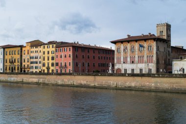 Pisa, İtalya için Arno riverfront boyunca renkli eski binalar
