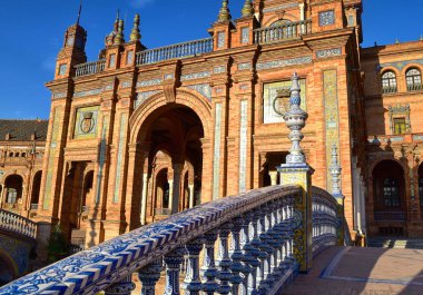 Sevilla, İspanya - Eylül 2015 yaklaşık: Plaza de Espana, Sevilla, Endülüs, İspanya Pavyonu için köprüde duran