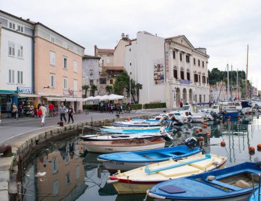 Piran, Slovenya - 1 Ekim 2016: tanımlanamayan insanlar yürüyüş boyunca waterfront Piran Harbour geçmiş
