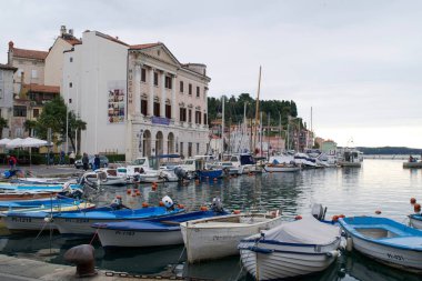 Piran, Slovenya - 1 Ekim 2016: tanımlanamayan insanlar yürüyüş boyunca waterfront Piran Harbour geçmiş