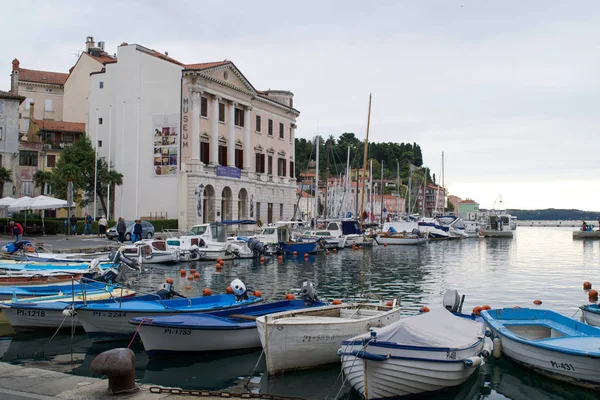 Piran Slovinsko Října 2016 Neznámí Lidé Chodí Nábřeží Přístavu Piran — Stock fotografie