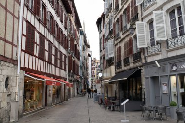 Bayonne, Fransa - Mart 2017 yaklaşık: Kimliği belirsiz kişi yürüyüş Grand Bayonne tarihi sokaklarında