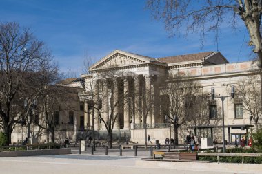 Nimes, Fransa - Mart 2017 yaklaşık: Tanımlanamayan insanlar mahkeme de Grande örnek de Nmes yüksek mahkeme yürüyüş