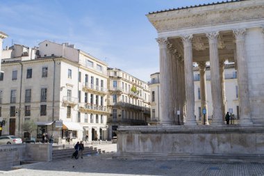 Nimes, Fransa - Mart 2017 yaklaşık: Kimliği belirsiz kişi Maison Carre tapınağın dışında