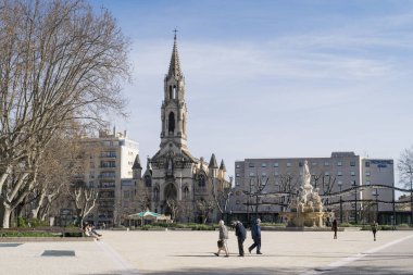 Nimes, Fransa - Mart 2017 yaklaşık: Tanımlanamayan insanlar yürümek-den geçerek Esplanade Charles-de-Gaulle Nimes