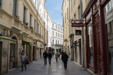 Nimes, Fransa - Mart 2017 yaklaşık: Kimliği belirsiz kişi yürüyüş Nimes şehir sokaklarında
