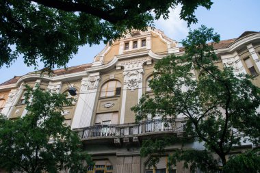 Szeged, Macaristan ağaçlar arasında Art Nouveau mimari