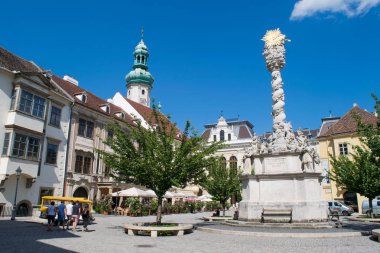 Sopron, Macaristan - 16 Haziran 2017: tanımlanamayan insanlar yürümek-den geçerek Sopron içinde tarihi kentin ana Meydanı