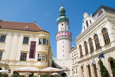 Sopron, Macaristan - 17 Haziran 2017: eski şehrin ana Meydanı çevresinde geleneksel yapılar