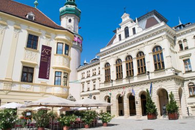 Sopron, Macaristan - 16 Haziran 2017: eski binalar Sopron içinde tarihi kentin ana Meydanı çevresinde