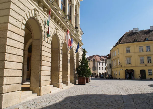 Sopron, Macaristan - 17 Haziran 2017: Geleneksel binalar eski şehrin ana Meydanı çevresinde