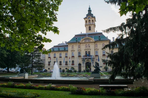 Olhando Através Parque Szchenyi Para Câmara Municipal Szeged Hungria Imagem De Stock