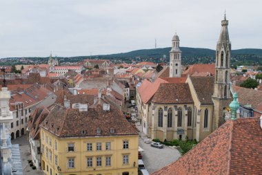 Çatı görünümü Ana Meydanı eski kasaba Sopron, Macaristan