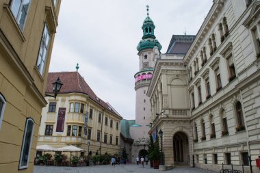 Sopron, Macaristan - 16 Haziran 2017: eski binalar Sopron içinde tarihi kentin ana Meydanı çevresinde