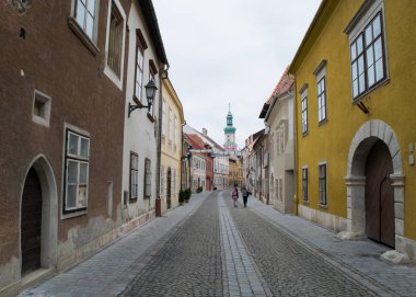 Sopron, Macaristan - 18 Haziran 2017: tanımlanamayan insanlar yürümek-den geçerek eski kasaba Sopron sokaklarda
