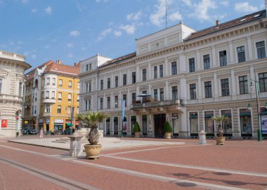Szeged, Macaristan - 23 Haziran 2017: Segedin şehir merkezinde Klauzal karenin çevresindeki binalar