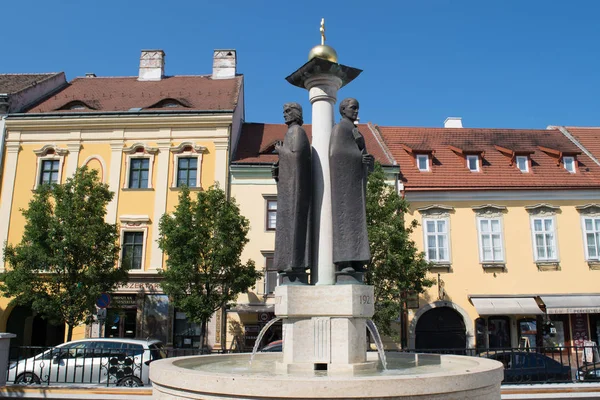 Sopron, Macaristan - 17 Haziran 2017: Çeşme ve Old Town dışında heykeller