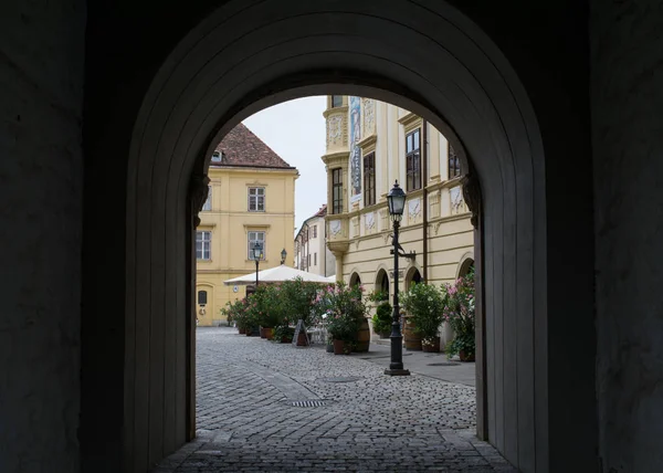 在匈牙利索普隆老城的主广场的大门视图 — 图库照片