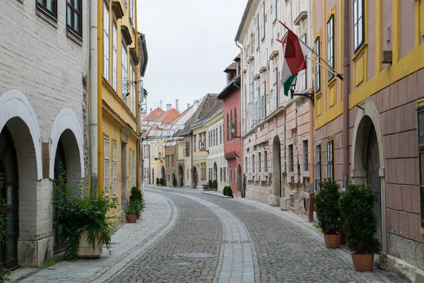 Sopron, Macaristan - 18 Haziran 2017: bayraklar satır boş sokaklarda Old Town