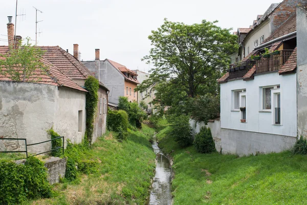 在匈牙利索普隆市的小溪流路过房子后面 — 图库照片
