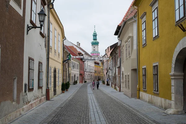 Sopron, Macaristan - 18 Haziran 2017: tanımlanamayan insanlar yürümek-den geçerek eski kasaba Sopron sokaklarda
