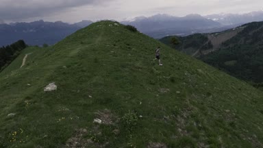 Cliff ve dağlar panorama üzerinde çalışan sporcu