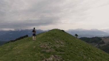 Adam açık havada çalışan ve dağlarda İnceleme