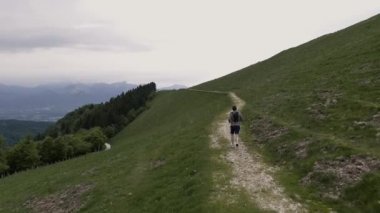 Dağlarda İnceleme ve çalışan genç atletik erkek