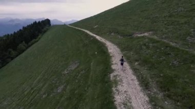 Bir yol dağlardaki koşan adam