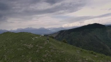 Dağlardaki koşan atletik adam