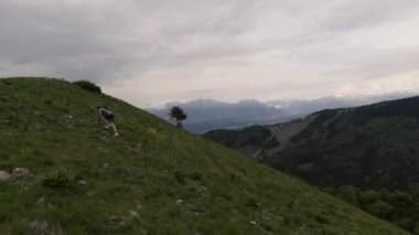 Bir dağ ve güzellikler tırmanma sporcu
