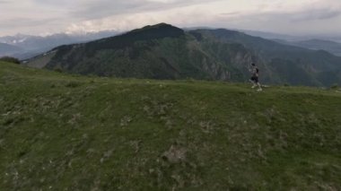 Dağlardaki koşan atletik adam
