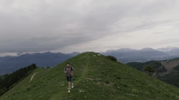 Sportsman running on the cliff and mountains panorama — Stock Video