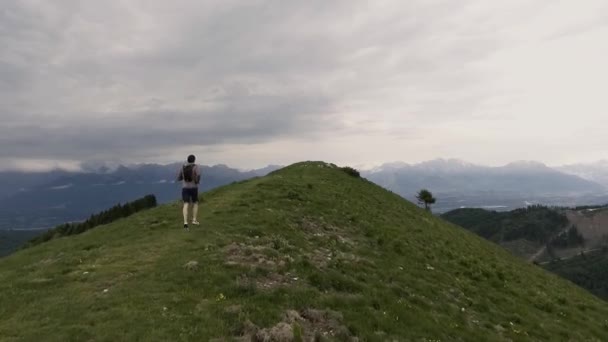 Hombre corriendo al aire libre y explorando montañas — Vídeo de stock