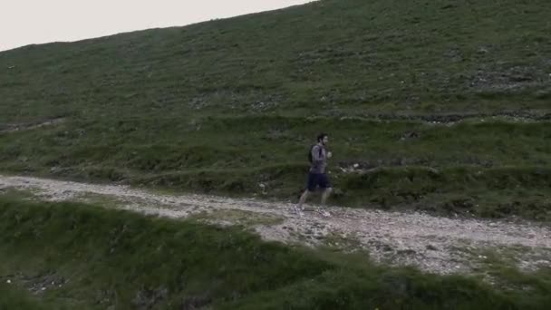 Мужчина бегает по горам на свежем воздухе — стоковое видео