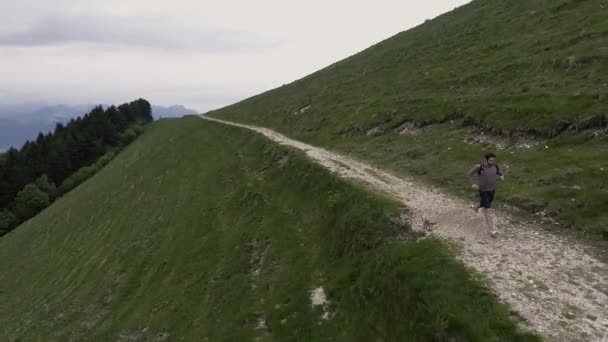 Hombre atlético joven explorando montañas y corriendo — Vídeos de Stock