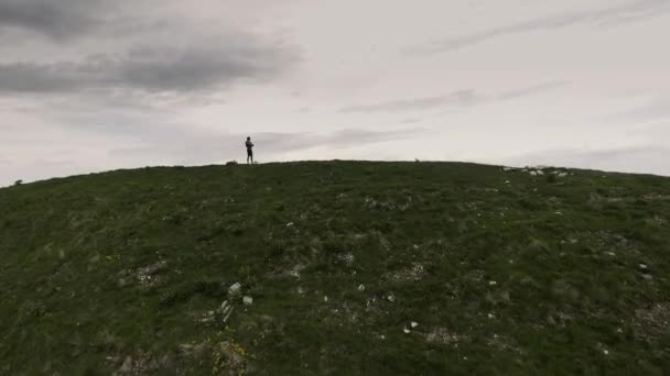 Человек созерцает панораму на вершине гор — стоковое видео