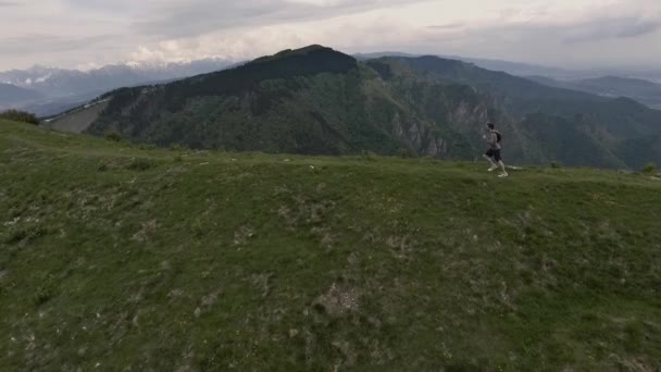 Homem atlético correndo nas montanhas — Vídeo de Stock