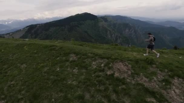 Homem atlético correndo nas montanhas — Vídeo de Stock