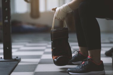 Kadın eldiven boks kulübü, meydan okuma ve odak kavramı, bir bankta oturan delme ile