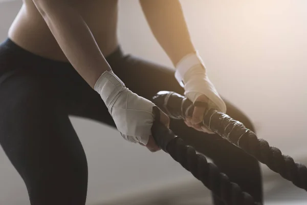 Молодая Спортивная Женщина Занимается Боевой Веревкой Тренировки Размахивает Веревкой Руки — стоковое фото